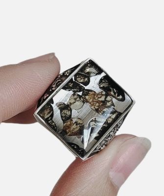 Nhẫn mặt Pallasite