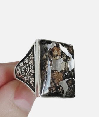 Nhẫn mặt Pallasite